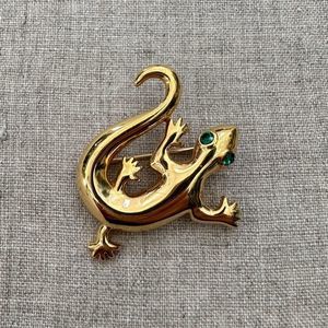 Vintage NAPIER Lizard Salamander Gold Tone Brooch Green Rhinestone Eyes Pin 1.5"